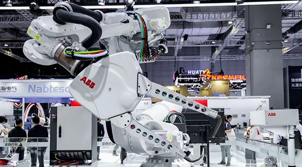 ABB閃耀亮相2025工博會，展示機器人未來新圖景